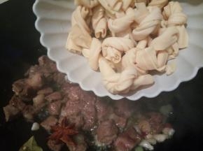 再放牛肉跟千张结一起翻炒