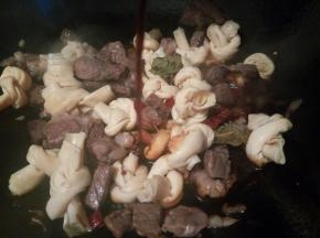 加少许的生抽，想要颜色深一点，就加点老抽