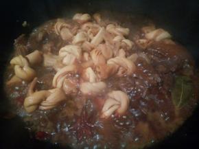 加适量的温水炖15分钟，喜欢汤汁拌饭的可以多加一点