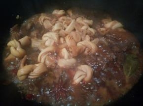 加适量的温水炖15分钟，喜欢汤汁拌饭的可以多加一点