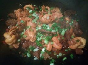 待汤汁差不多，可以加点鸡粉，也可以不加，再撒点葱花即可