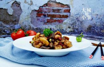 我这边刚做好，小家伙闻着香味跑过来了，赶紧拿筷子夹了一个牛肉吃，嗯、牛肉有嚼劲、千张吸满了汤汁、满满地都是肉香味、看来这评价还不错