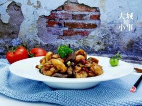 我这边刚做好，小家伙闻着香味跑过来了，赶紧拿筷子夹了一个牛肉吃，嗯、牛肉有嚼劲、千张吸满了汤汁、满满地都是肉香味、看来这评价还不错