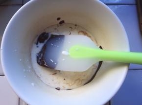 巧克力隔热水融化，加入纯牛奶搅拌均匀，一样加入一片半的吉利丁片