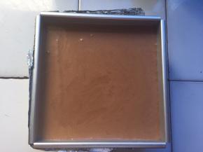 倒入巧克力慕斯糊，放入冰箱冷藏5小时以上