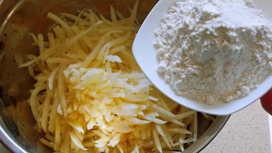 加入面粉搅拌均匀