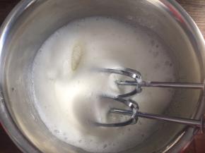 中速打发至粗泡消失，加入三分之一白砂糖