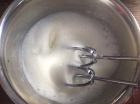 中速打发至粗泡消失，加入三分之一白砂糖
