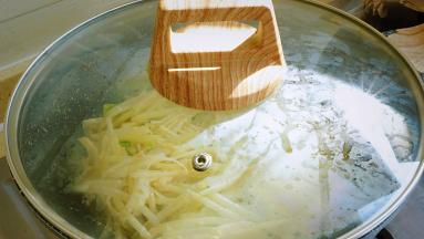 加盖小火焖煎九分钟