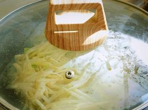 加盖小火焖煎九分钟