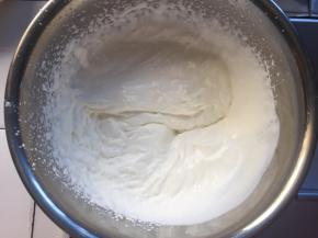 淡奶油加入白砂糖用电动打蛋器打发，打发至有初有纹路状态，6分发的样子
