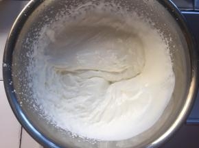 淡奶油加入白砂糖用电动打蛋器打发，打发至有初有纹路状态，6分发的样子
