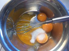 先做戚风蛋糕，将蛋白和蛋黄分离，蛋白盆中应无油无水无蛋黄，蛋黄加入白砂糖搅拌均匀