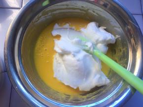 将一半蛋白放入蛋黄中，从下往上搅拌均匀