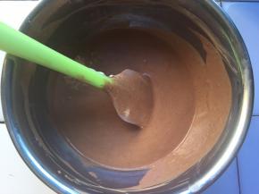 另一半淡奶油倒入巧克力糊中搅拌均匀，慕斯液就做好了