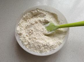 低筋面粉，椰蓉，奶粉先称好混合