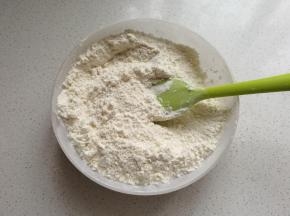 低筋面粉，椰蓉，奶粉先称好混合