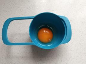 蛋黄一颗加10克蛋清搅拌均匀