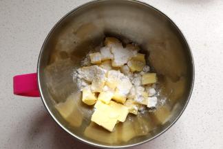 黄油室温软化后加入糖粉