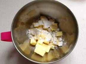 黄油室温软化后加入糖粉
