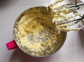 用电动打蛋器打发至蓬松发白的状态