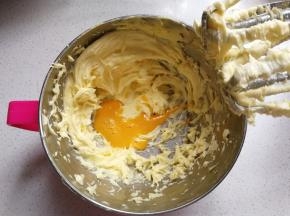 分次加入蛋液继续搅打均匀，使其充分融合