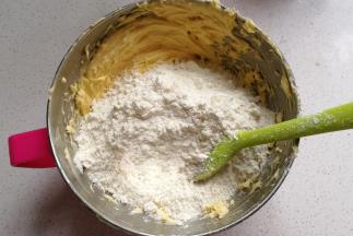 倒入混合面粉，用刮刀翻拌均匀