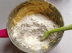 倒入混合面粉，用刮刀翻拌均匀
