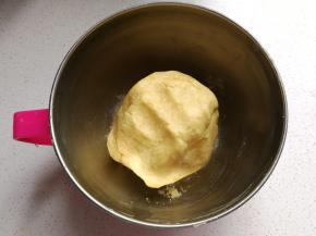 再用手稍微捏成团，成团即可不要过分揉捏