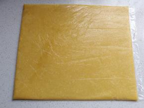 然后把面团装进裱花袋，用擀面杖擀成长方形的面皮，再放入冰箱冷藏或者冷冻至硬（冷藏或者冷冻至面皮发硬，这个根据自己的喜好和时间选择）