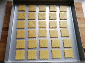 刻好的饼干胚依次摆入烤盘中，静置醒发15分钟左右，让面皮彻底醒冻，再放入预热好的烤箱中层上下火170~180度，烤约15分钟左右