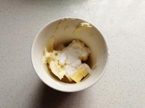 接下来做奶酪夹馅：室温软化的奶油奶酪和黄油，加入糖粉用打蛋器打至没有颗粒状态，再加入柠檬汁，继续打发至蓬松顺滑的状态即可