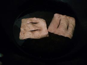 馄饨皮用小刀划2下，锅里放油，油温用筷子测试一下，筷子放油锅，筷子周围冒泡就可以放下去炸了，炸成两面金黄就可以