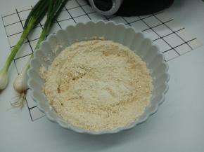 先把黄豆粉、面粉、玉米粉这3种粉用筷子给它混合一下