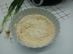 先把黄豆粉、面粉、玉米粉这3种粉用筷子给它混合一下