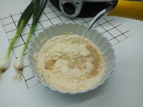 再加少许的清水，先用筷子搅拌，再用手动打蛋器搅拌均匀，