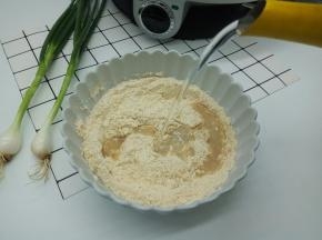 再加少许的清水，先用筷子搅拌，再用手动打蛋器搅拌均匀，