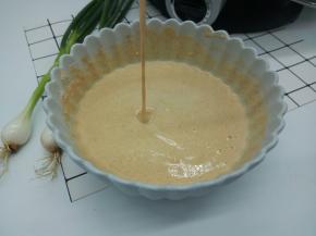 清水要一边倒一边加，加到面糊成流水状就可以了，停止加水