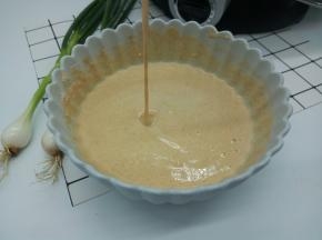 清水要一边倒一边加，加到面糊成流水状就可以了，停止加水