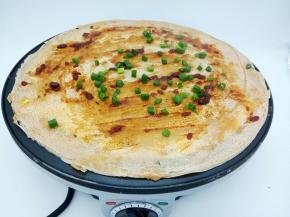 看煎饼的四周翘起，用木铲子给翻面，不翻也可以，我是为了拍照更加好看，让鸡蛋这一面朝外，刷黄豆酱少许，咸淡自己掌握