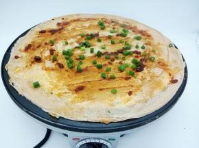 看煎饼的四周翘起，用木铲子给翻面，不翻也可以，我是为了拍照更加好看，让鸡蛋这一面朝外，刷黄豆酱少许，咸淡自己掌握