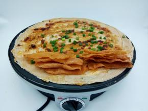 也可以刷甜面酱，加煎好的馄饨脆皮，还有肉松、家里没有的可以不放，铺上生菜