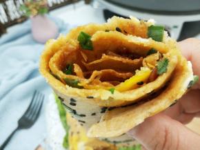 还有肉松、家里没有的可以不放，铺上生菜，卷起来就可以吃了