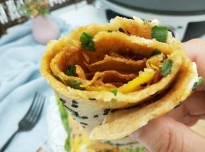 还有肉松、家里没有的可以不放，铺上生菜，卷起来就可以吃了