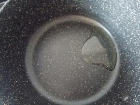 不粘锅倒入玉米油，加热