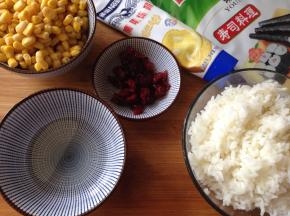 准备材料：甜玉米煮熟，剥取玉米粒，蔓越莓干用少量朗姆酒浸泡20分钟后捞出控干，取寿司醋3勺