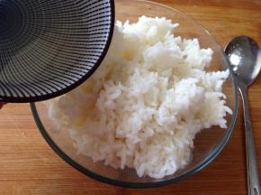 把寿司醋倒入米饭中拌匀