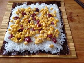 取适量玉米粒平铺在米饭上