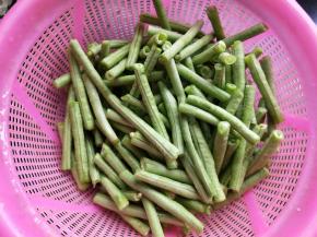 豆角掐段洗净。