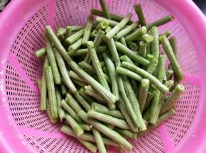 豆角掐段洗净。